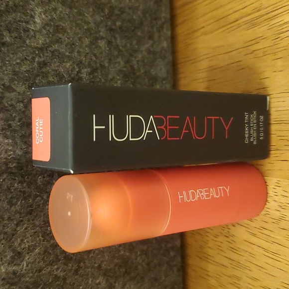 Huda Beauty Cheeky Tint Blush Stick CORAL CUTIE/bright orange-pink. - Picture 3 of 4